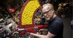 Cựu MC show khoa học MythBusters biến súng nerf thành “mũ 2 nòng”, nhả 54 viên đạn trong nháy mắt