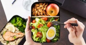 Vì sao Pháp cấm người lao động ăn trưa trên bàn làm việc?