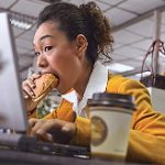 Ăn trưa ở văn phòng dễ gây buồn chán