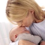 Bú nhiều sữa mẹ tránh nguy cơ sưng phổi và viêm tai giữa