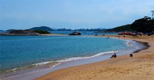 Tại sao bãi biển tuyệt đẹp như này lại không một ai dám xuống tắm?