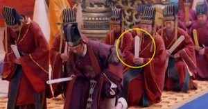 Tại sao các quan xưa khi tới buổi chầu đều cầm theo một ‘tấm bài vị’?