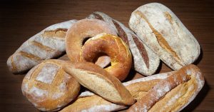 Có nguy hiểm không nếu ăn bánh mì đã bị mốc?