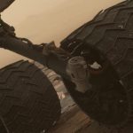 Robot thăm dò của NASA bị đá sao Hỏa cứa rách bánh