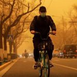“Cuồng phong” mạnh nhất thập kỷ đổ bộ, cả Bắc Kinh chìm trong màu nâu nhạt