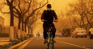 “Cuồng phong” mạnh nhất thập kỷ đổ bộ, cả Bắc Kinh chìm trong màu nâu nhạt