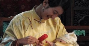Vì sao làm bảo mẫu cho hoàng tử, công chúa khổ cực mà nhiều người vẫn chấp nhận?