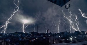 Choáng ngợp với loạt ảnh sấm sét được dân mạng Nhật Bản ghi lại tại Tokyo