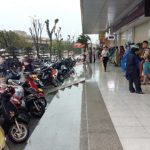 Hà Nội gió mạnh do ảnh hưởng của bão, nhiều xe máy bị quật ngã