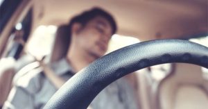 Có nên ngủ trong ô tô bật điều hòa khi trời nóng?