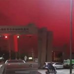 Bầu trời chuyển màu đỏ thẫm ở Trung Quốc khiến nhiều người lo sợ, đây là hiện tượng gì?
