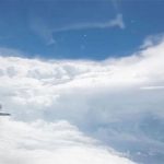 Phi công bay vào bên trong mắt bão mạnh 250km/h