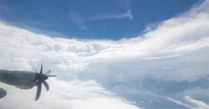 Phi công bay vào bên trong mắt bão mạnh 250km/h