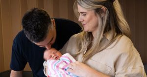 Bé gái Australia đầu tiên chào đời nhờ kỹ thuật chữa hiếm muộn từ Việt Nam
