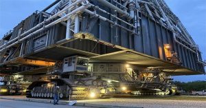 NASA vận chuyển bệ phóng khổng lồ bằng xe bánh xích