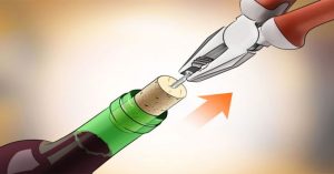 Bí kíp mở rượu vang không cần dụng cụ mà quý ông nào cũng phải biết!