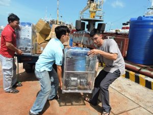 14 máy biến nước biển thành nước ngọt được đưa ra nhà giàn DK1