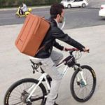Đeo bình lọc khí đi làm