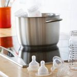 Trẻ sơ sinh uống phải một triệu hạt vi nhựa mỗi ngày qua sữa bình