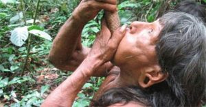 Bộ lạc bí ẩn ở châu Phi – nơi người dân ăn muỗi và hoàn toàn như người bị câm