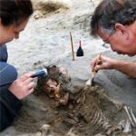 Giải mã bí ẩn 42 bộ xương trẻ em chôn cùng lạc đà không bướu ở Peru
