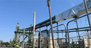 Anh bọc cây cầu 135 tuổi bằng giấy bạc để chống nóng