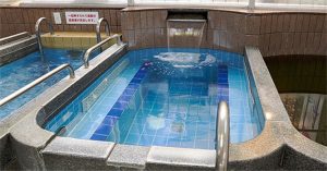 Liệu pháp đặc biệt để dòng điện truyền qua người khi đang tắm ở Nhật