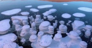 Hàng loạt bong bóng methane trên hồ nước sâu nhất thế giới