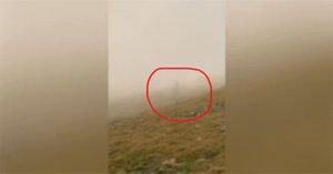 Bất ngờ ghi lại được khoảnh khắc “bóng ma” đi bên cạnh mình trên núi