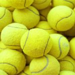 Vì sao bóng tennis có bề mặt xù lông màu vàng xanh?