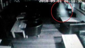 ‘Bóng ma’ bí ẩn trong một quán bar