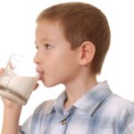 Thiếu niên uống nhiều sữa không tốt