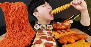 Nguy hại từ trào lưu “bữa ăn khổng lồ quái dị”