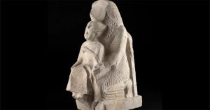 Giải mã bức tượng người lạ ôm pharaoh Ai Cập