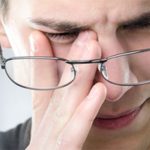 Cát bụi bay vào mắt sẽ đi về đâu khi chúng ta chớp mắt?