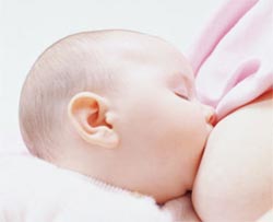 Bé gái có lợi từ bú sữa mẹ nhiều hơn bé trai