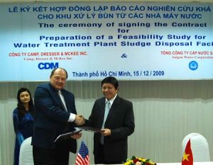‘Gạn’ bùn từ các nhà máy nước