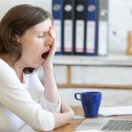 Lý do bạn cảm thấy buồn ngủ sau khi ăn trưa