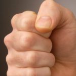 Cách nắm tay nói lên tính cách của bạn