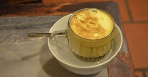 Cafe pha với than hồng, cafe trứng và những món cafe độc đáo nhất thế giới