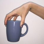 Cách cầm cốc giúp cà phê không bị đổ ra ngoài