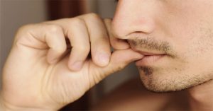 Tại sao nhiều người lúc cần suy nghĩ hay buồn bực lại cắn móng tay?