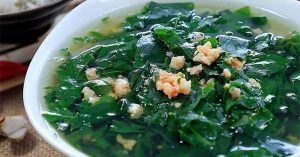 Vì sao cơm cữ cho bà đẻ không thể thiếu 2 món canh rau ngót và thịt nạc rang nghệ?