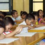 Cận thị có thể do… ngày sinh
