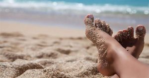 Không còn mang cả tấn cát về nhà sau chuyến du lịch biển với những mẹo vặt sau