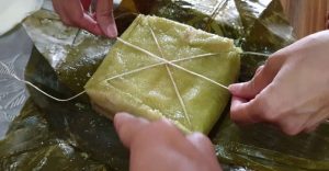 Cắt bánh chưng bằng lạt hay dao, đâu mới đúng?