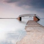Cây cầu lơ lửng giữa dòng nước với lối đi dẫn thẳng xuống “thủy cung”