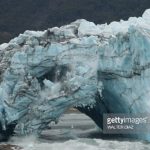 Cầu băng lớn đổ sập trên sông ở Argentina