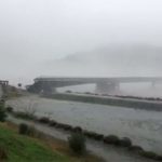 Cầu bắc qua sông bị thổi bay trong chốc lát ở New Zealand