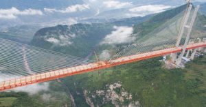 Đi xuyên mây giữa cây cầu cao nhất thế giới
